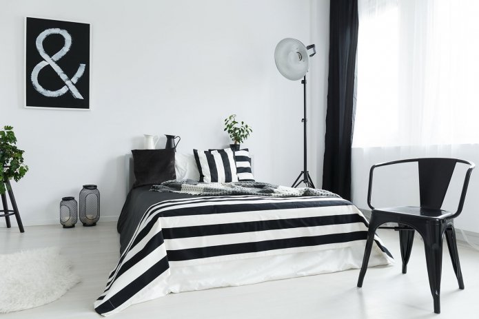 stijlvolle slaapkamer met een ongebruikelijke staande lamp