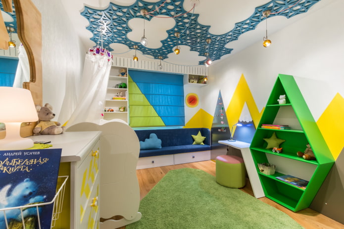 Het plafond in de kinderkamer is versierd met een kunststof rooster