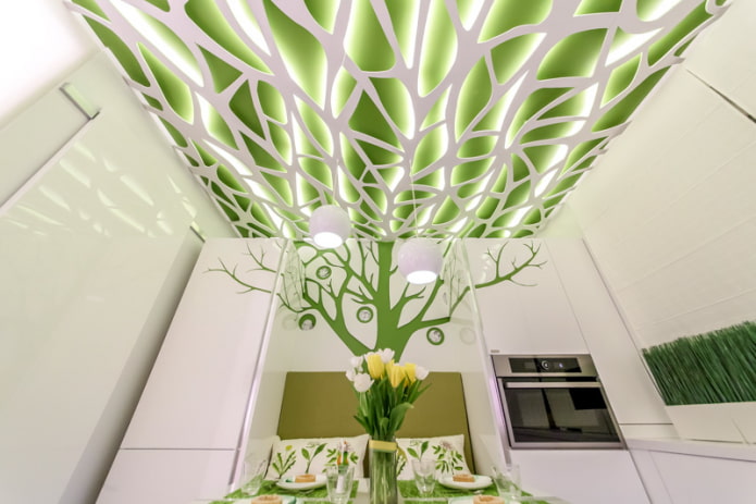 Het plafond is versierd met originele kunststof panelen en een verborgen ledstrip