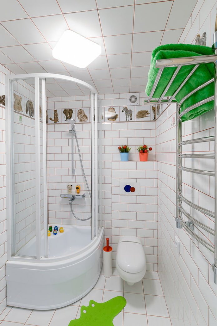 witte tegels in de badkamer