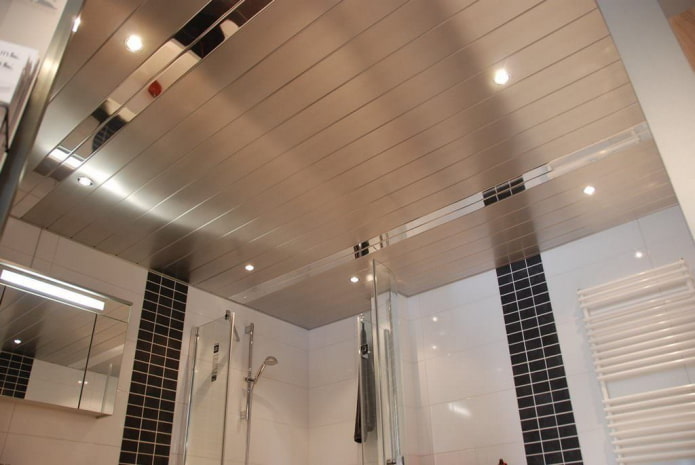 Het plafond afwerken met metalen panelen met een spiegelcoating