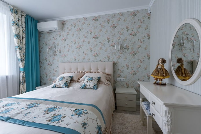 behang met een klein patroon in de slaapkamer