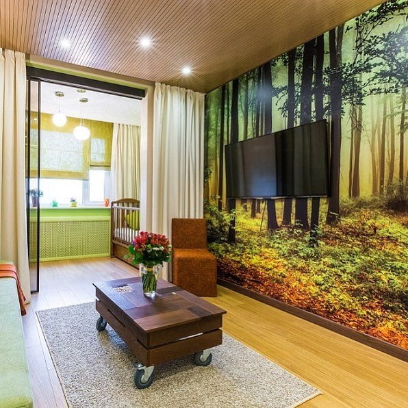 muur achter de tv versierd met fotobehang