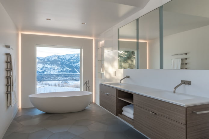 stijlvolle badkamer met panoramaraam