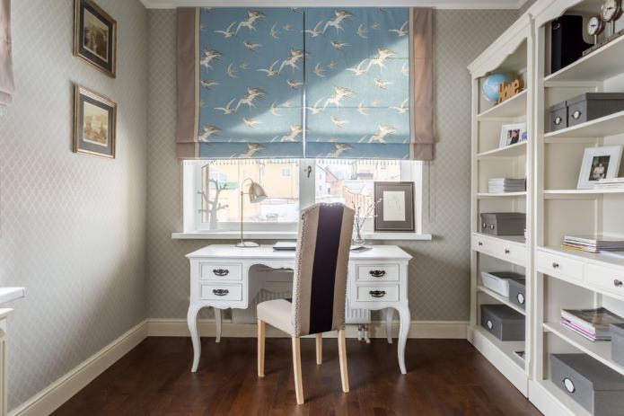Verberg een radiator met een bureau