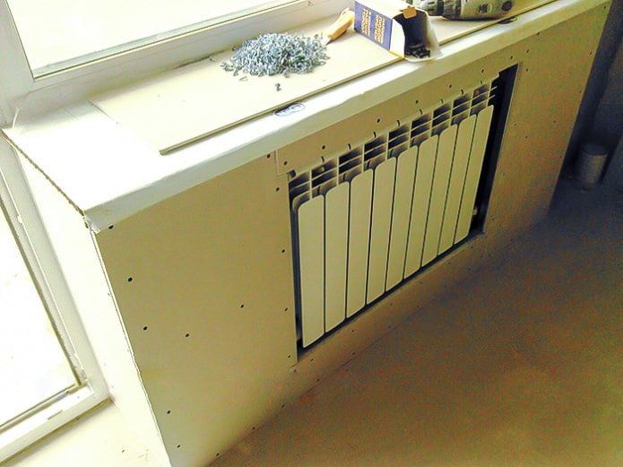 Gipsplaat voor een radiator monteren