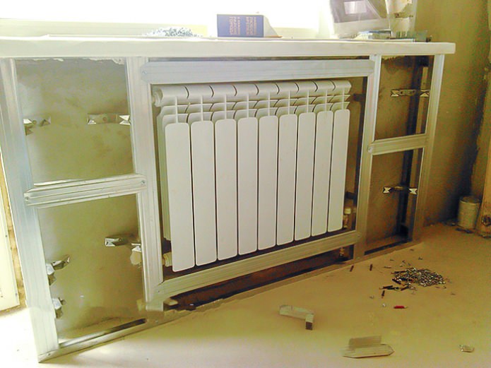 Het batterijframe monteren