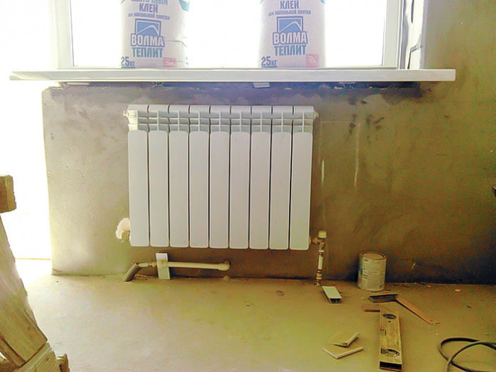 installatie van een gipsplaatnis voor een batterij