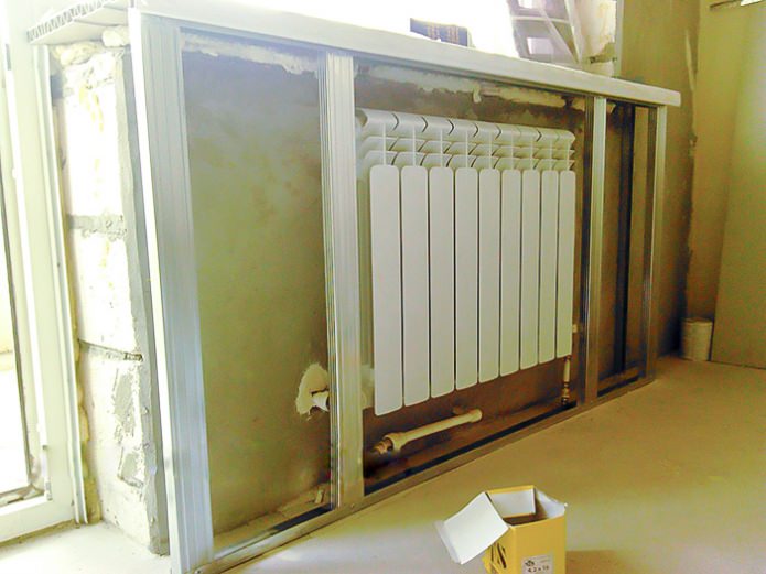 Het frame voor de radiator monteren