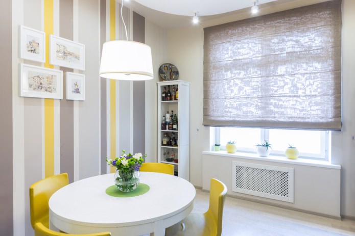 kunststof radiatorrooster in het keukeninterieur