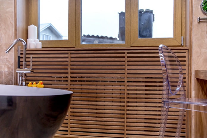 radiatoren in de badkamer zijn verborgen met een houten doos