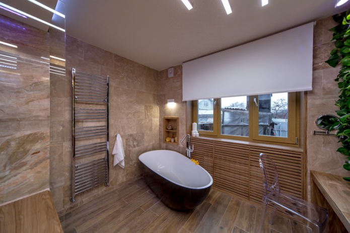 radiatoren in de badkamer zijn verborgen met een houten doos