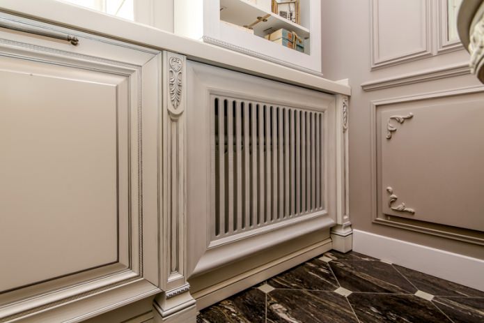 verberg radiator in een klassiek interieur