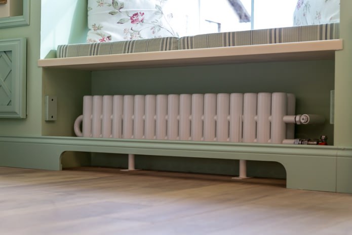 verberg een radiator in een kamer in Proven?aalse stijl