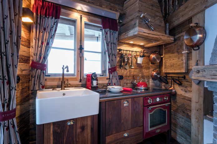 interieur van een compacte houten keuken