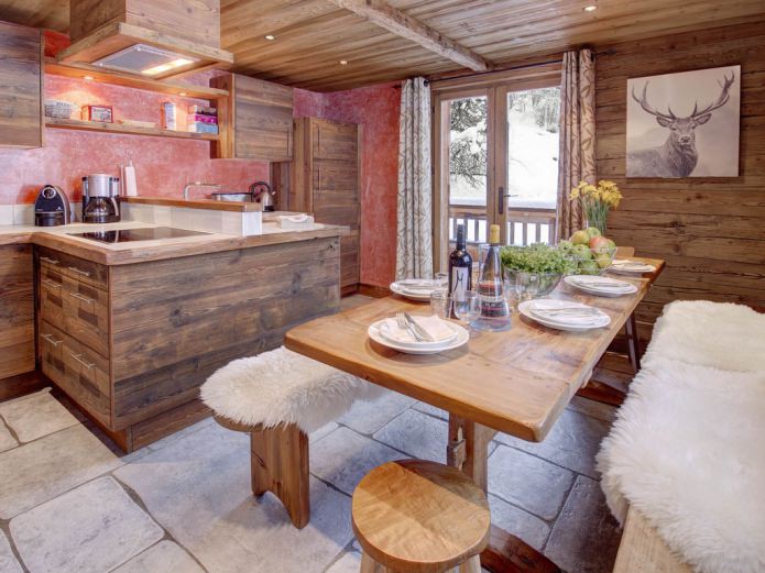 keuken met houten afwerking