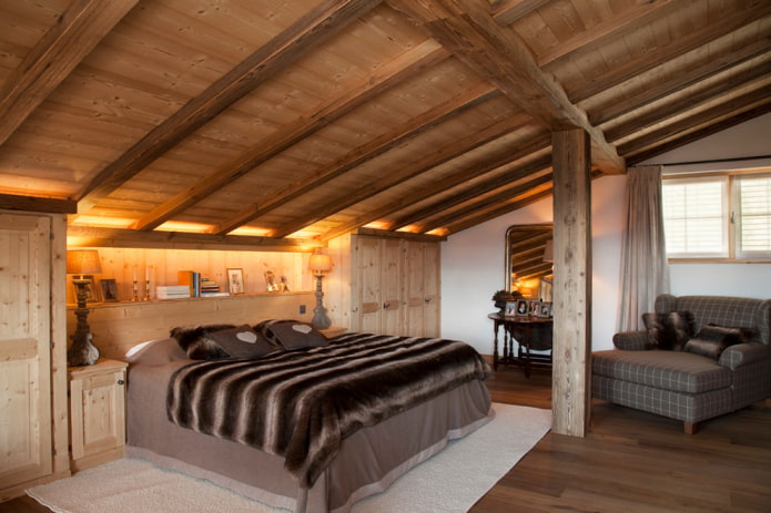 slaapkamer met een schuin plafond