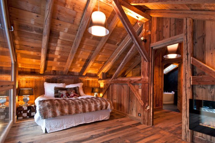slaapkamer met een houten plafond