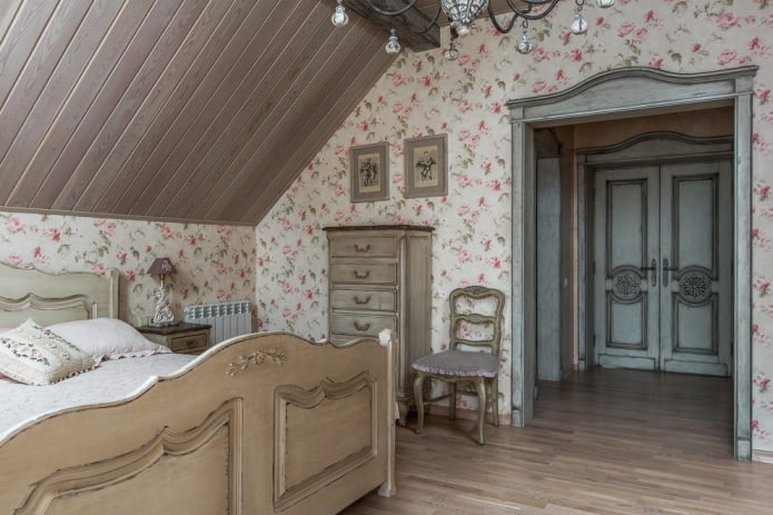slaapkamer in een houten huis op zolder