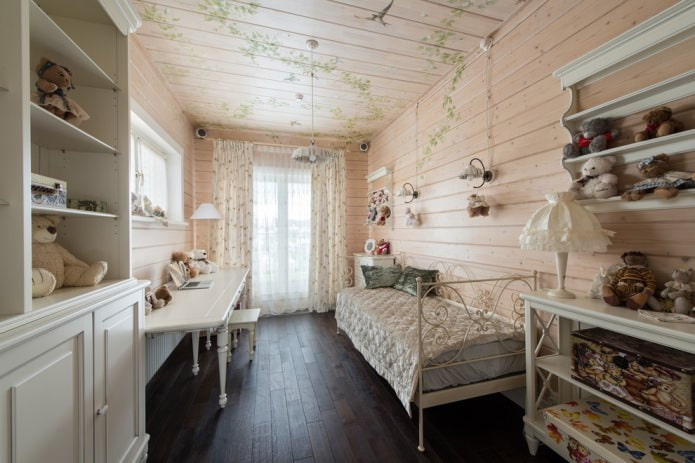 houten afwerking in een kinderkamer in Proven?aalse stijl
