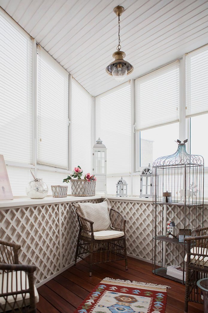decoratieve kooien in het loggia-interieur