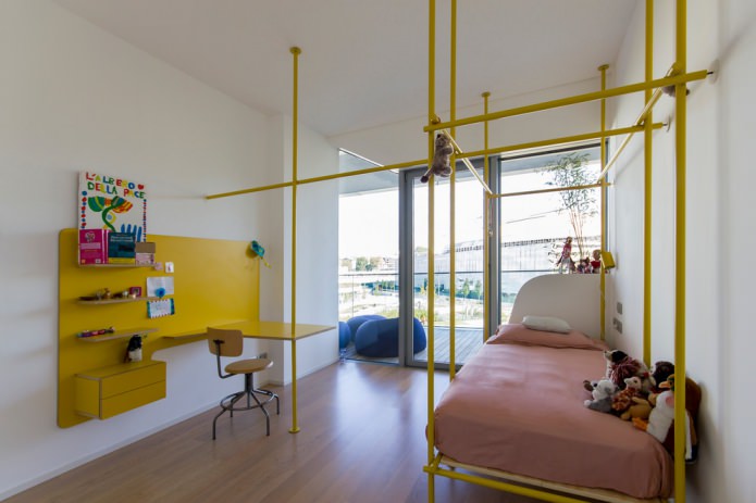 gele buizen in het ontwerp van een kinderkamer
