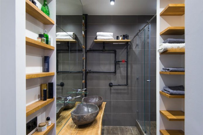 leidingen in een loft-badkamer