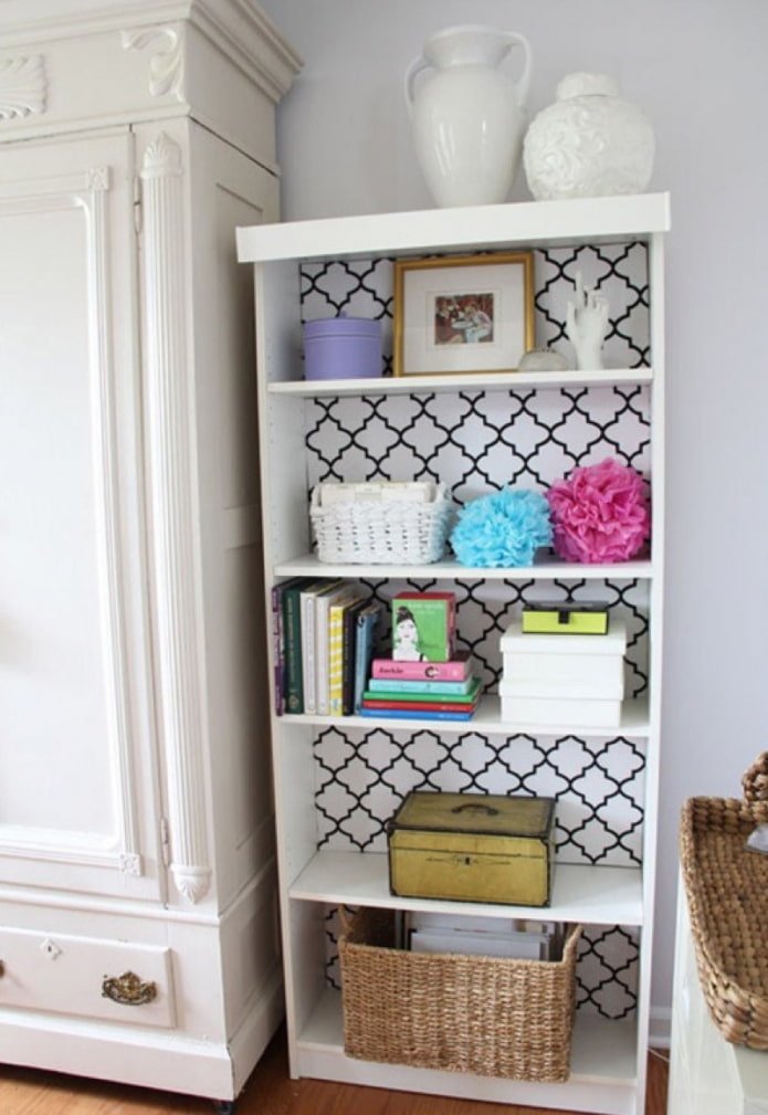 garderobeinterieur gestileerd met geometrisch behang