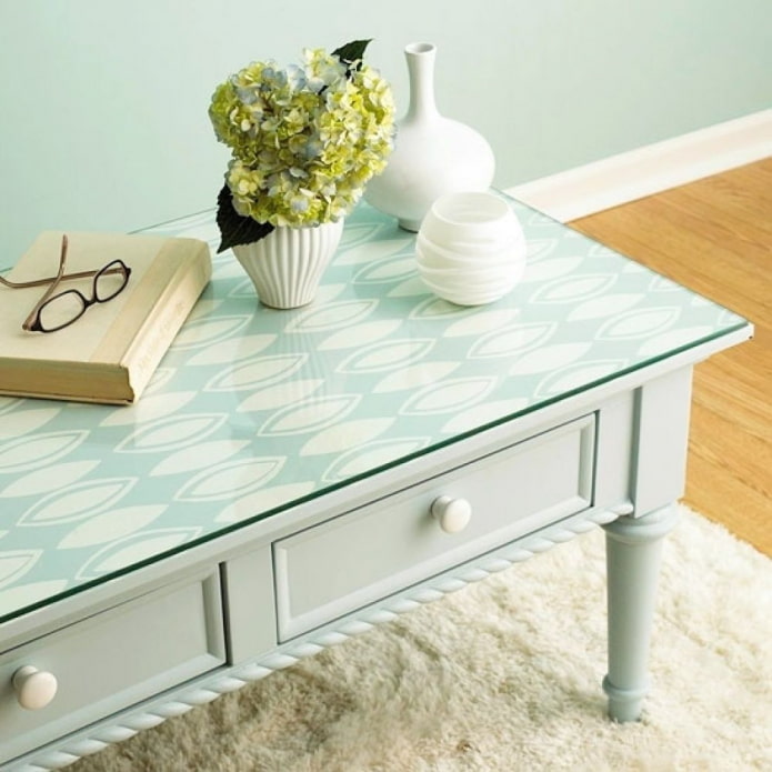 tafel met een stuk behang onder glas