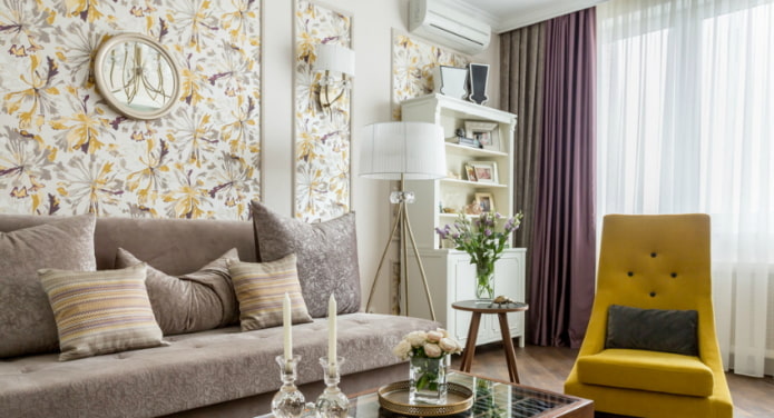 woonkamer met schilderijen van behang