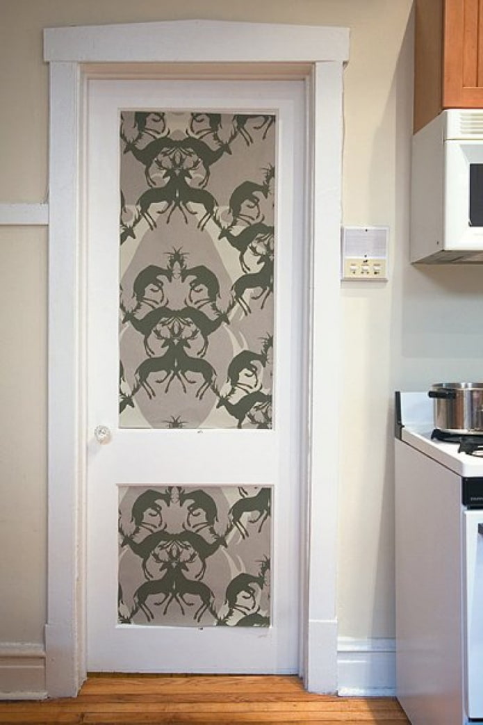deur met behang met dierenmotief