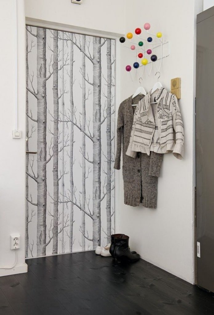 houtprint op fotobehang op de deur