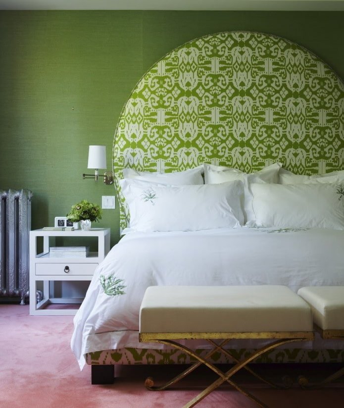 planten op het behang aan het hoofdeinde van het bed