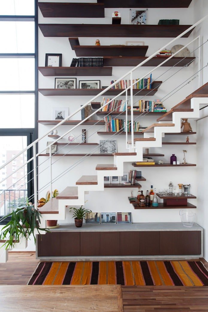 planken met accessoires