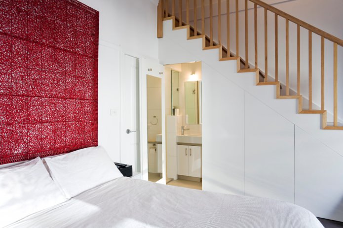 Badkamer in de slaapkamer onder de trap