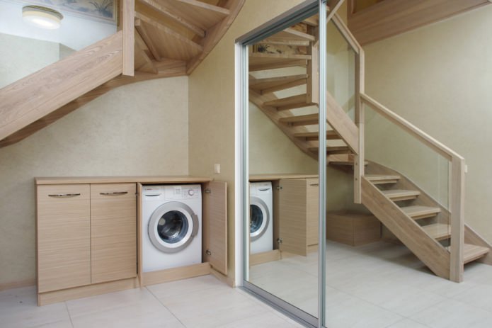 compacte kast met een wasmachine machine
