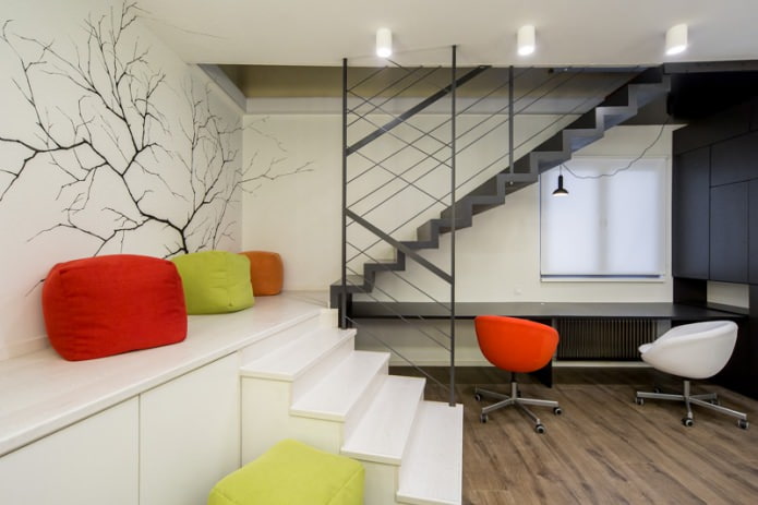 bureau met twee stoelen