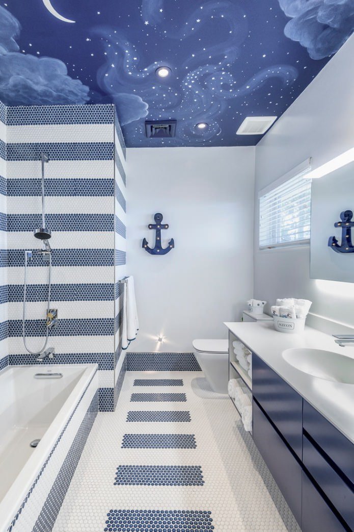 Wit-blauwe badkamer met spanplafond