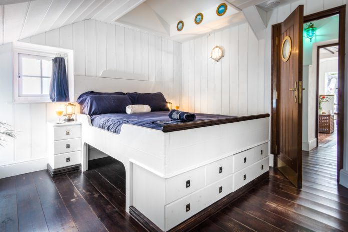 bed in een maritieme stijl