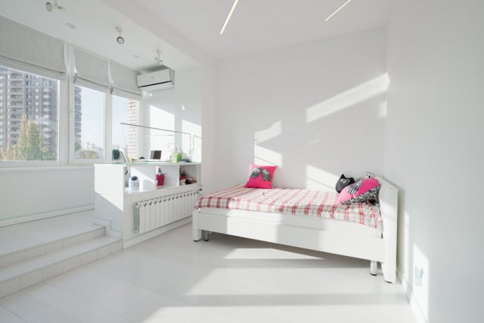 witte slaapkamer gecombineerd met een balkon