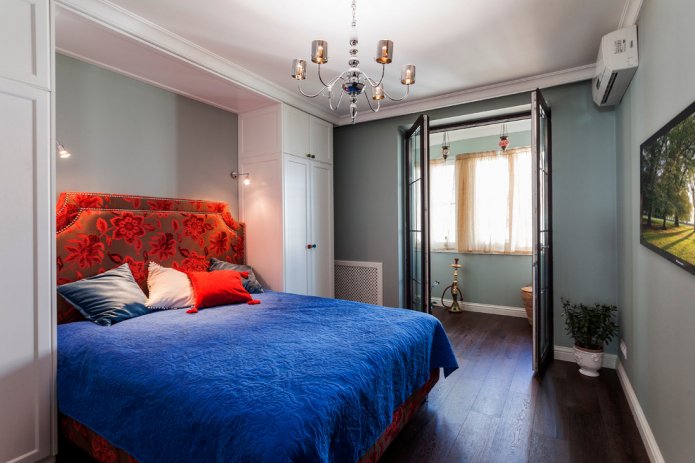 kleurrijke slaapkamer met een balkon