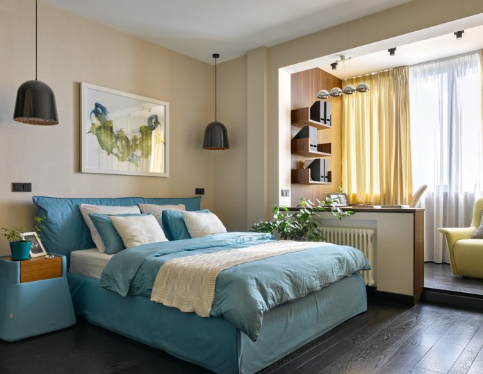 slaapkamer met werkruimte op het balkon