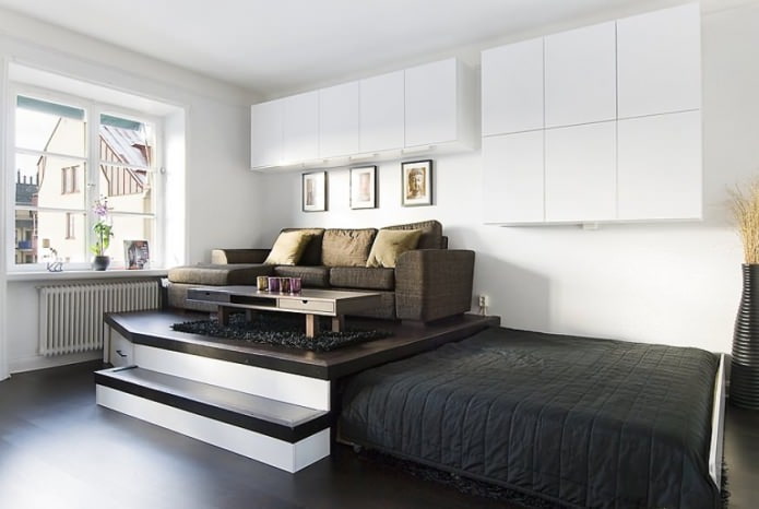 Verborgen bed op het podium