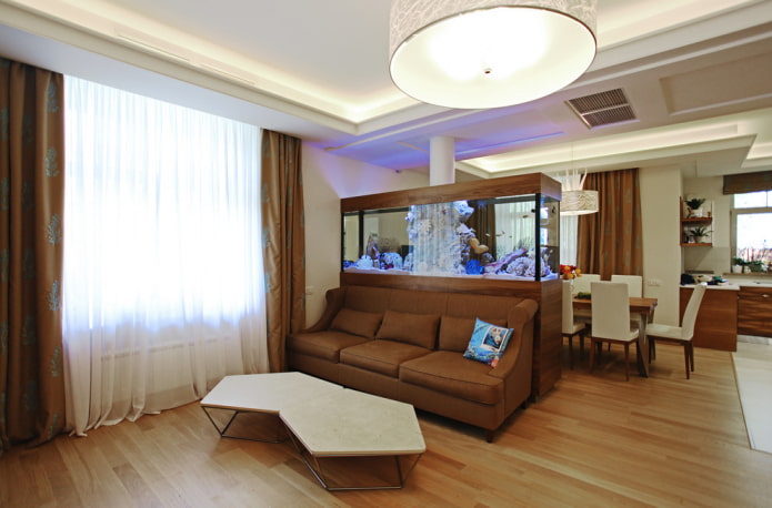 interieur met een aquarium-scheidingswand