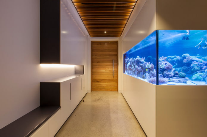 ganginterieur met een aquarium
