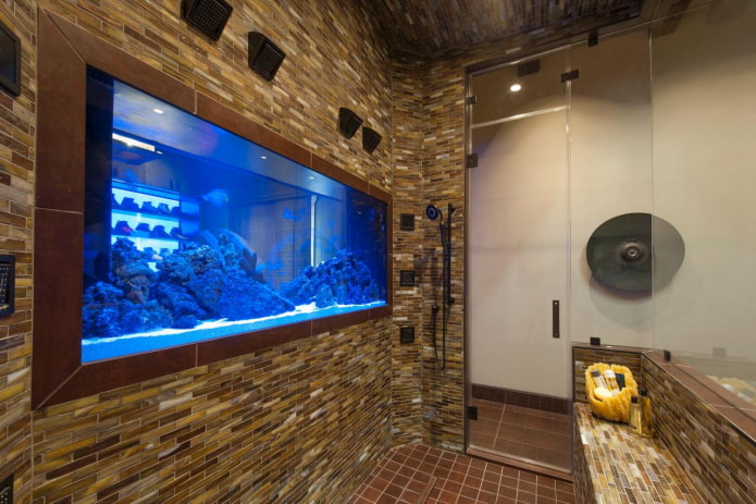 badkamerinterieur met aquarium