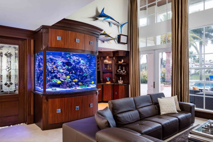 interieur met een in het meubel ingebouwd aquarium