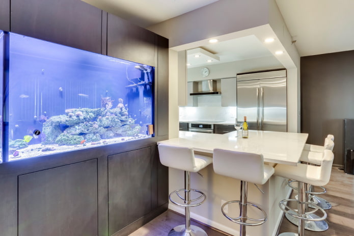 keukeninterieur met een aquarium