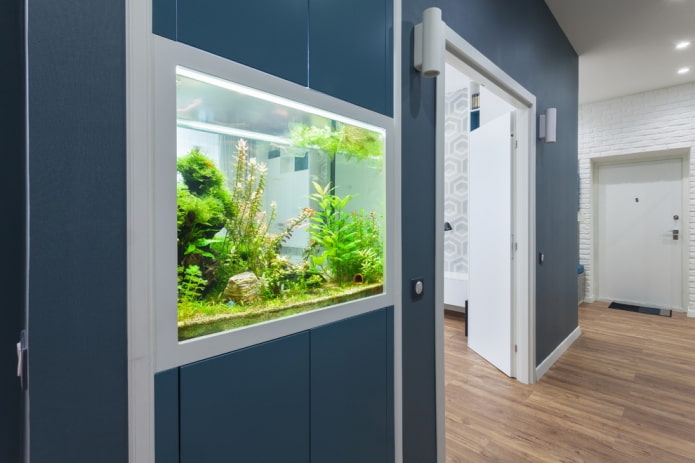 interieur met een in de muur ingebouwd aquarium