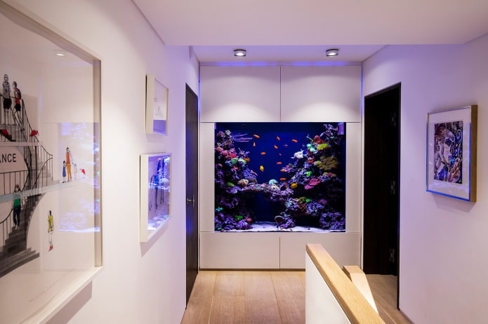 interieur met een in de muur ingebouwd aquarium